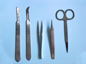 1024px-dissection_tools